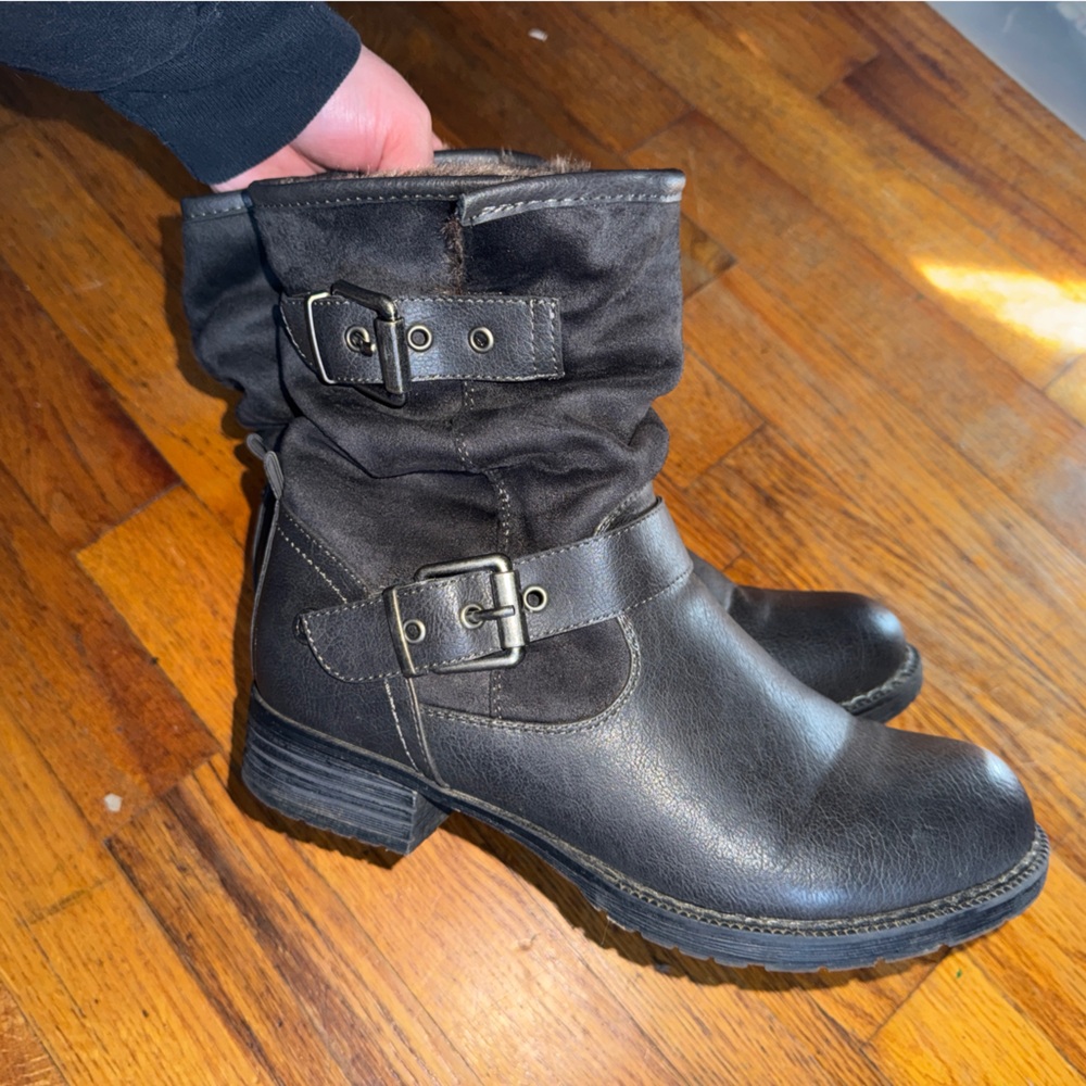 Fuzzy boots 6.5